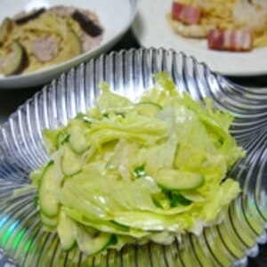 中華風ドレッシングかけ☆　レタスとキュウリのサラダ